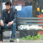 ภาพคีอานู รีฟส์ Keanu Reeves นั่งเศร้าคนเดียว 'ผมก็แค่กินแซนวิช!'